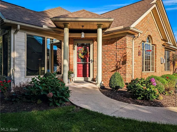 1202 Saint Abigail St SW, Hartville, OH 44632