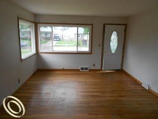4th image of 28727 Fountain St