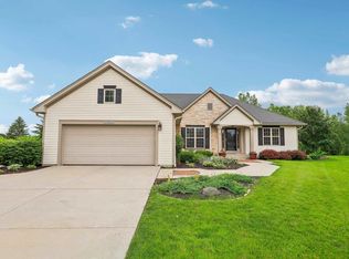 W226N4144 Sunder Creek Ct, Pewaukee, WI 53072