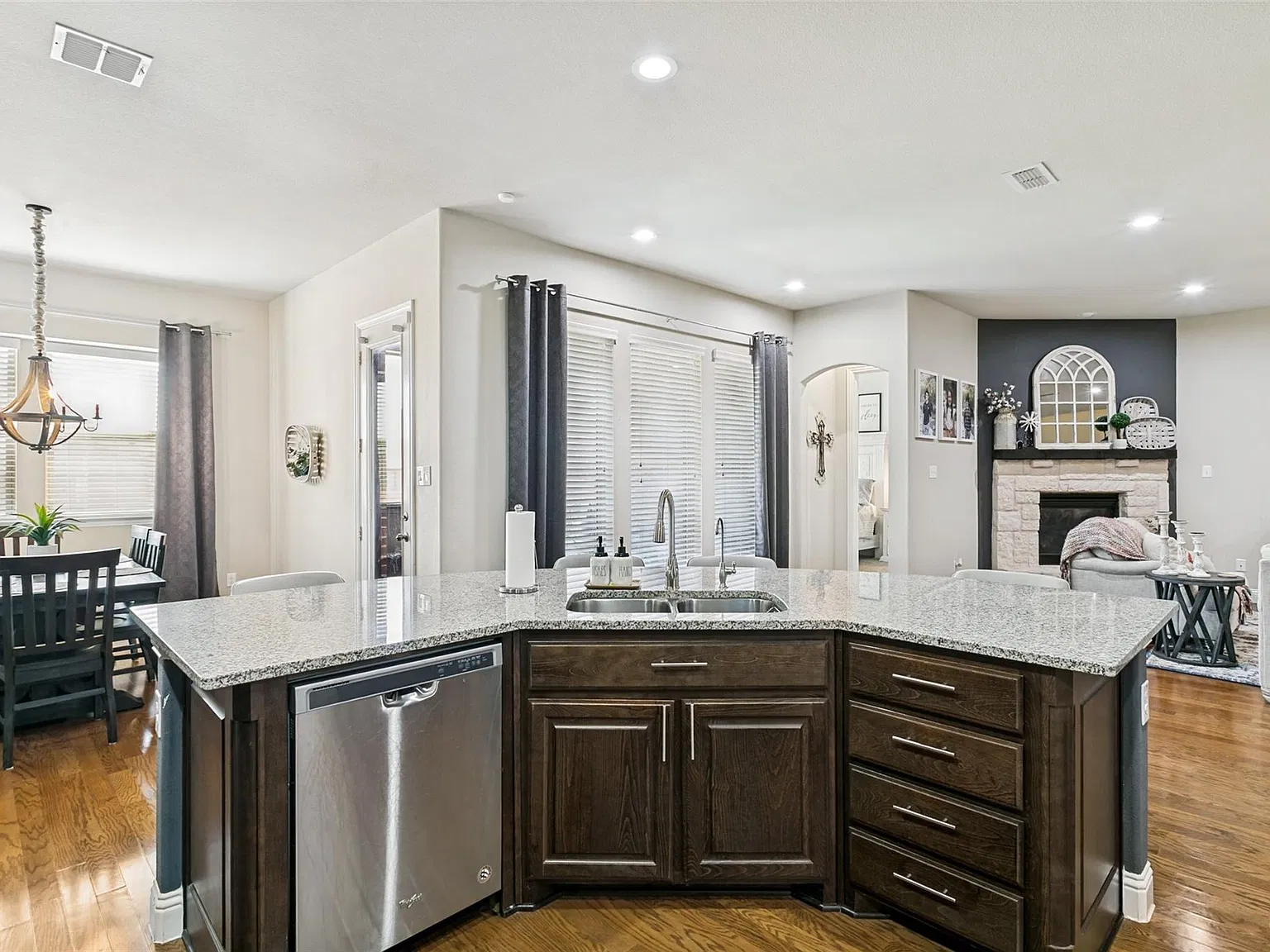 4 bed, 3460 sqft, $4,200 — Photo 4