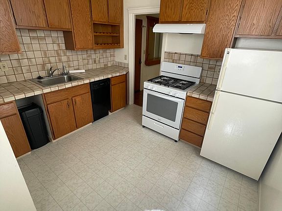 2nd image of 960 Pine St #32