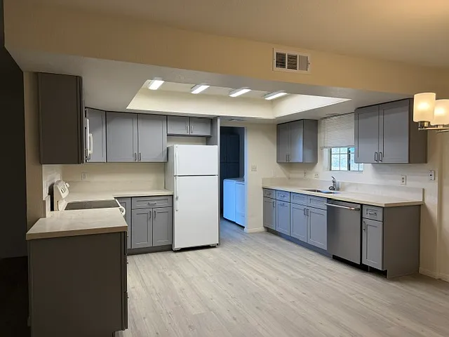 2 bed, 950 sqft, $1,200 — Photo 3