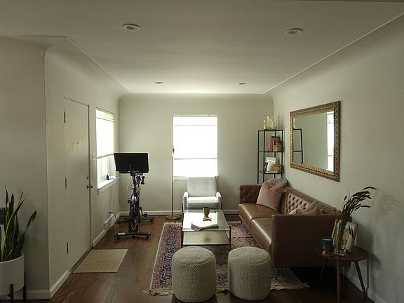Entry/Living Room
