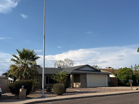 3rd image of 1050 W Manhatton Dr