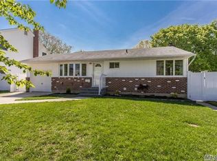 15 Crescent Dr, Old Bethpage, NY 11804