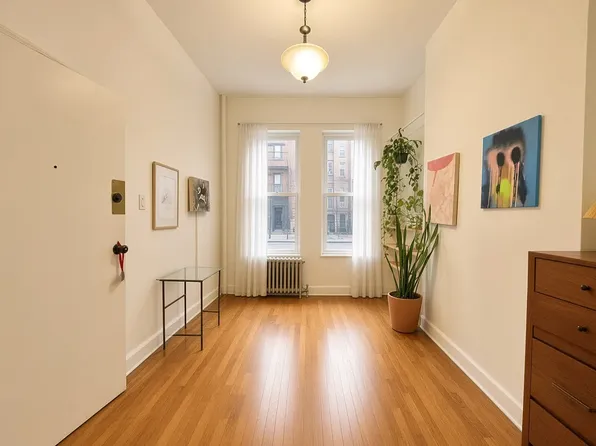 940 Kent Avenue image 1 of 20