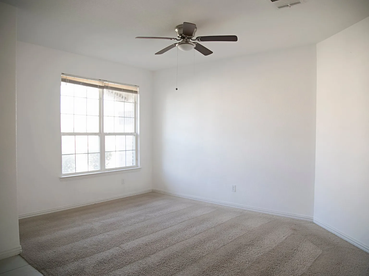 4 bed, 2542 sqft, $2,680 — Photo 3