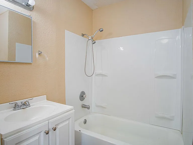 819 Larry — Photo 11