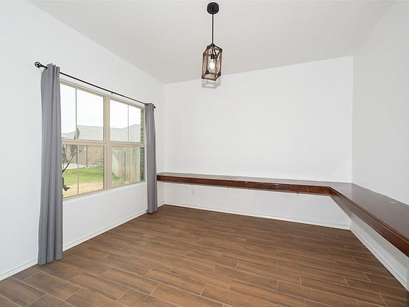 4th image of 324 Fairgrounds Ln
