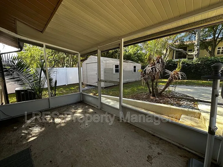 910 Sycamore Ln — Photo 25