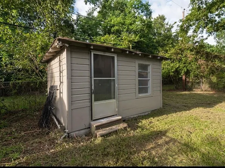 7621 Gleason Rd — Photo 21