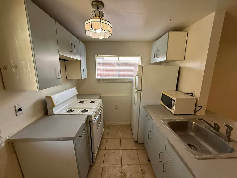 1137-1 E Adelaide Dr — Photo 8