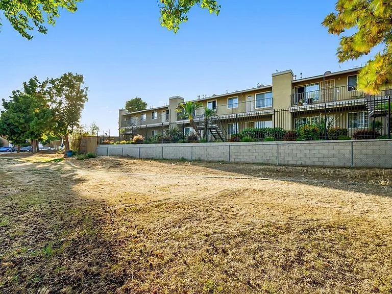 4775 Seminole Dr #105 — Photo 8