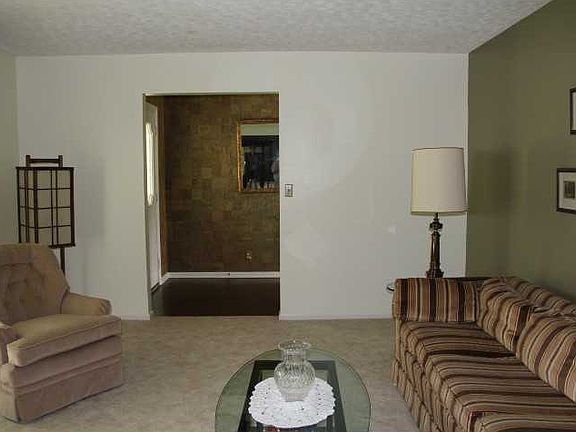 4th image of 835 Stratford Dr