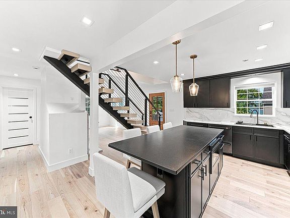 3rd image of 1694 Glebe Rd