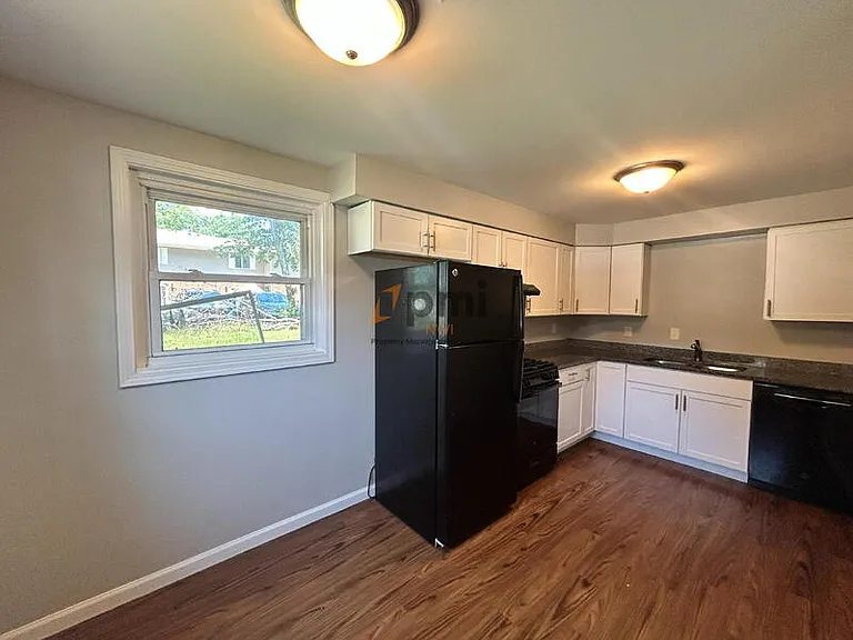 2591 Parkview St #3 — Photo 3