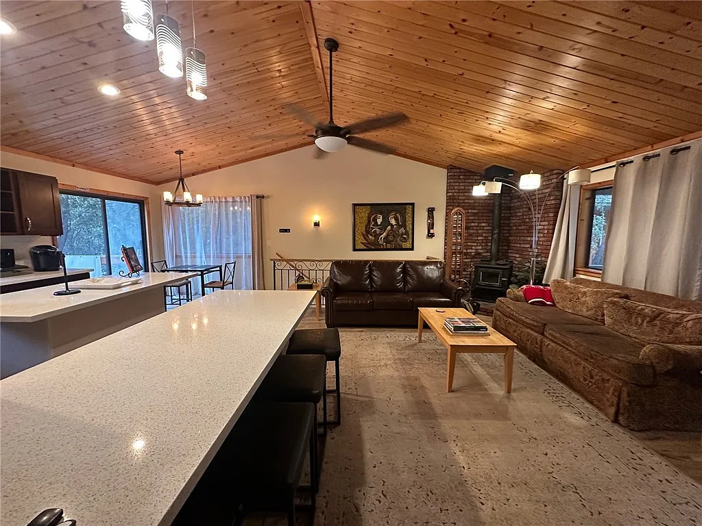 4 bed, 2258 sqft, $2,475 — Photo 3