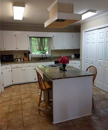 3rd image of 1225 Clarendon Dr