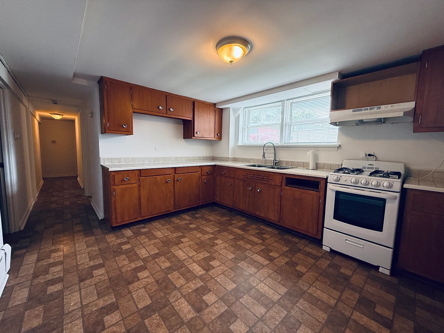 3 bed, 1.5 bath, 1500 sqft, $1,800 — Photo 2