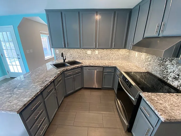2545 Winsford Ln — Photo 8