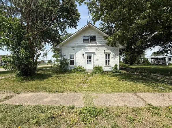 102 N West St, Powhattan, KS 66527