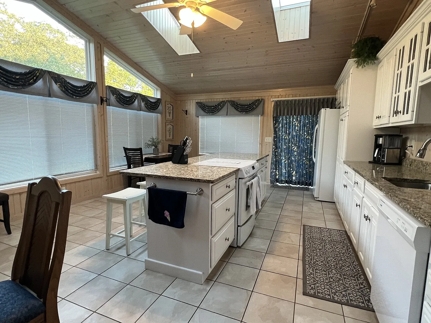 Quiet home in the heart of Moline — Photo 4