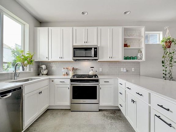 2nd image of 801 N Bluff Dr Building 39