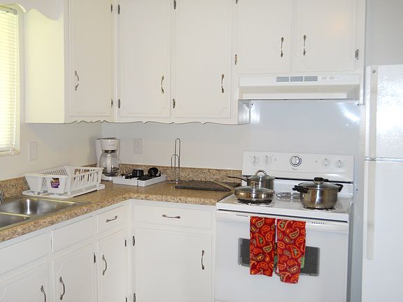 Fully-equipped eat-in kitchen