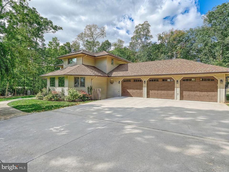 1st image of 141 Lake Meade Dr