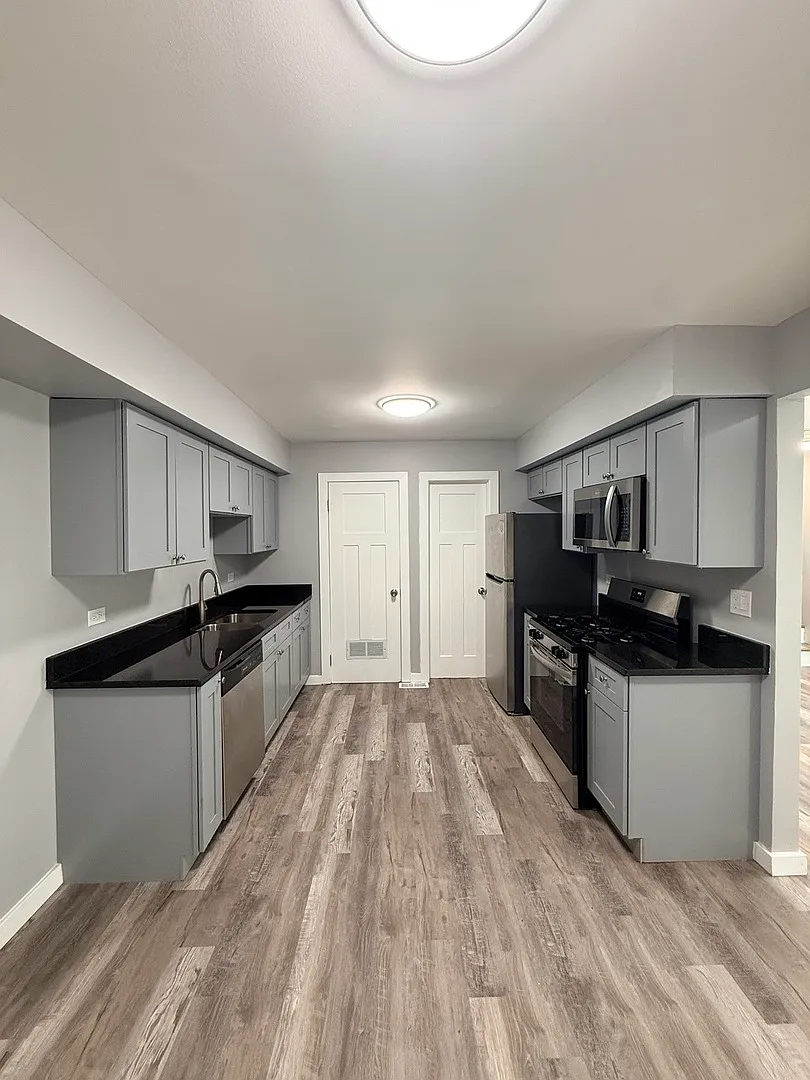 3 bed, 1.5 bath, 1034 sqft, $2,095 — Photo 3
