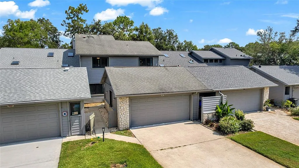 4 bed, 2.5 bath, 2645 sqft, $3,900 — Photo 1