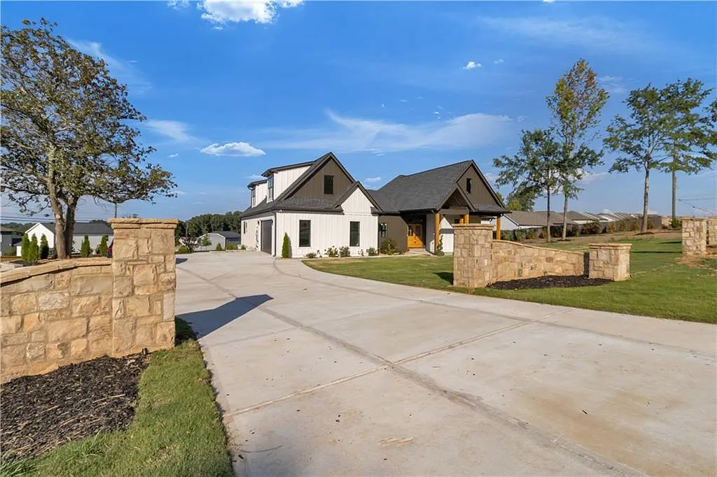 5 bed, 3.0 bath, 3063 sqft, $4,000 — Photo 1