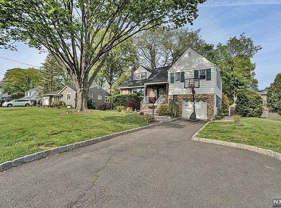 2nd image of 324 Canterbury Dr