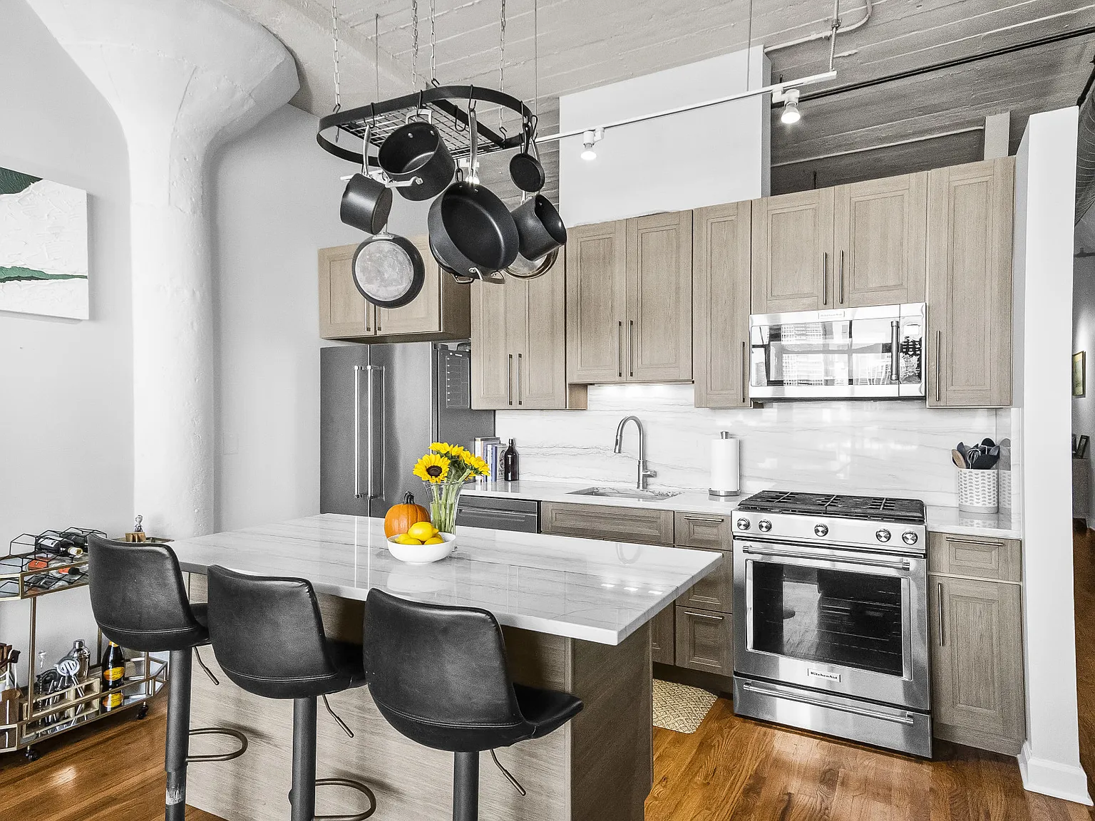 1 bed, 998 sqft, $3,000 — Photo 2