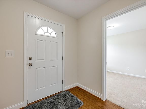 3rd image of 938 Cason St