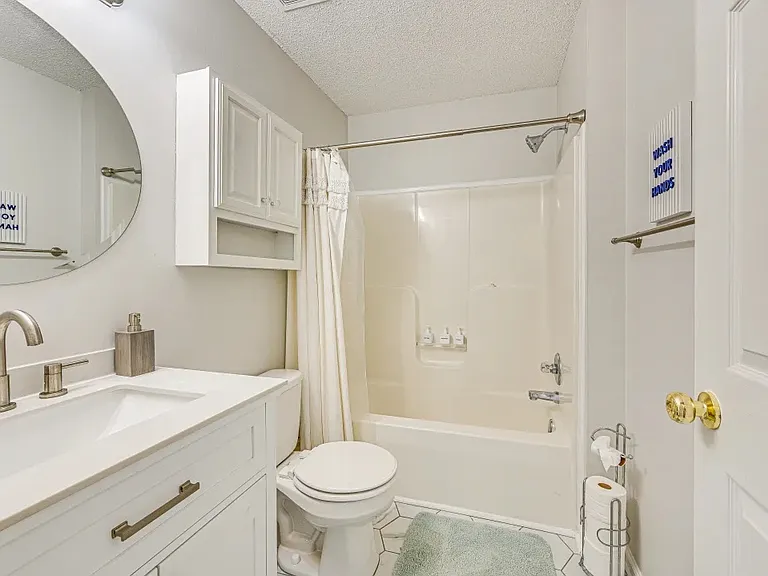 413 Caney Ln — Photo 15
