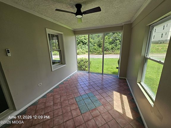 2nd image of 989 Curry Pl