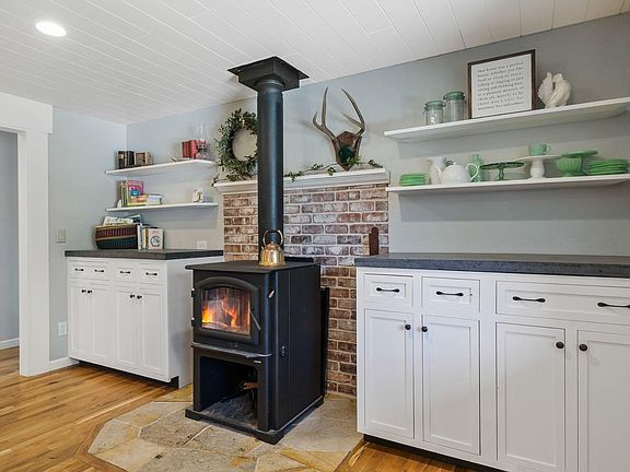 5th image of 21137 SE Guinevere Ct
