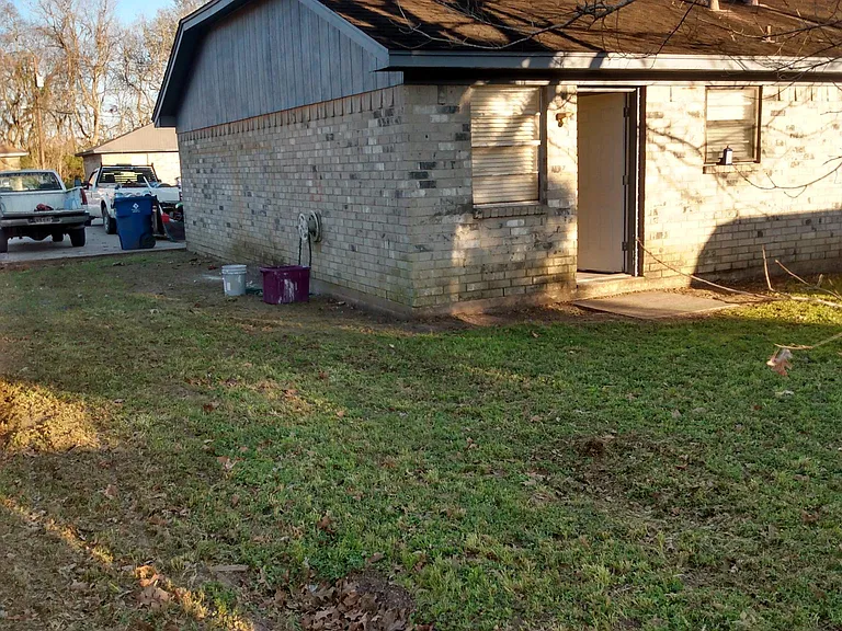 412 Fisher St — Photo 12