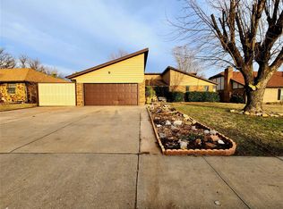 1412 Smoking Tree St, Moore, OK 73160