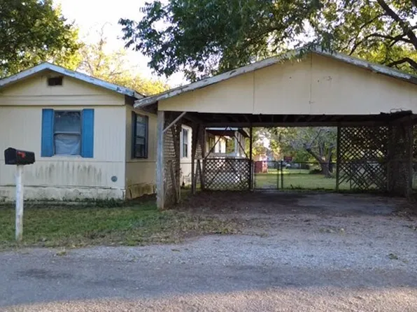407 W Witt St, Wolfe City, TX 75496