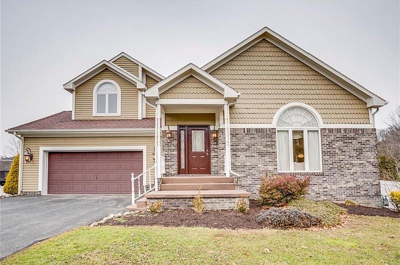 1st image of 301 Bridlewood Dr