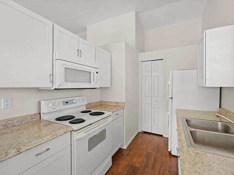 6082 Colony Cir — Photo 11