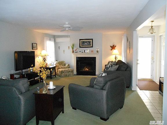 3rd image of 8 Hewitt Blvd