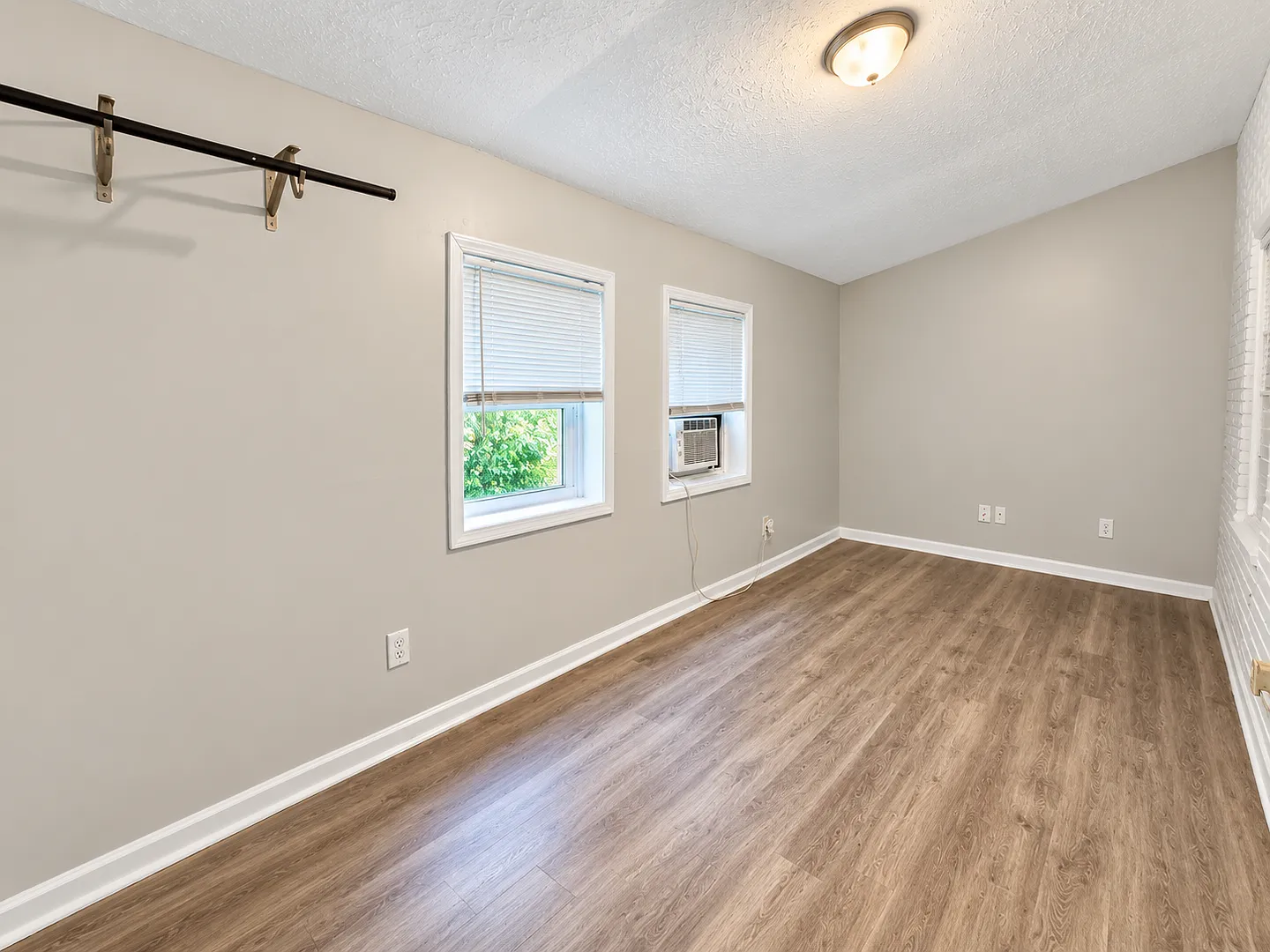 224 E Oak St — Photo 4
