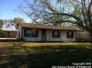 1904 Sutherland Springs Rd, Floresville, TX 78114