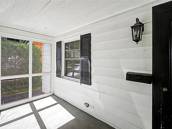 5th image of 242 Lonsdale Ave
