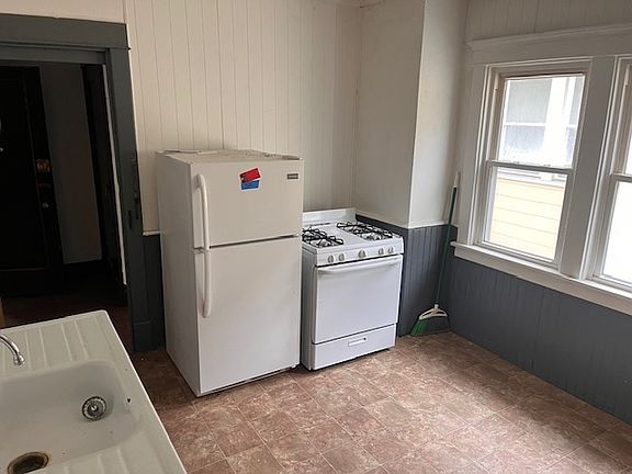 4th image of 118 Gillette Ave APT 2