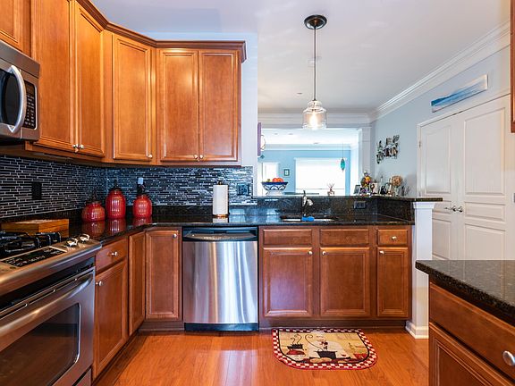 5th image of 35 Southampton Dr