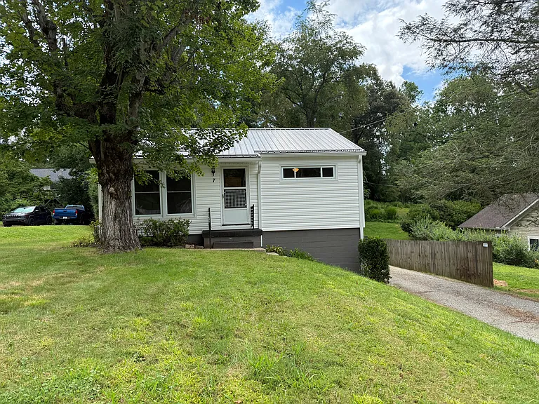 7 Robinwood Ave — Photo 1